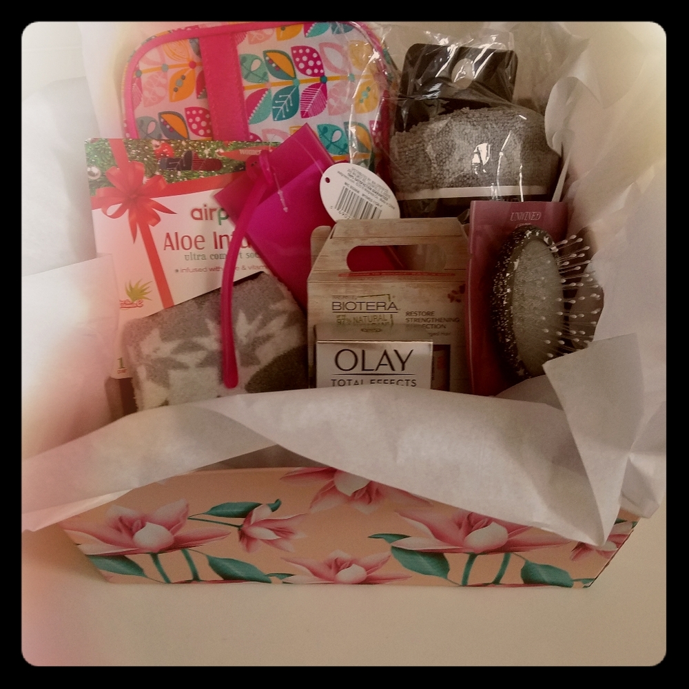 Holiday Women's Gift Box Travel Kit